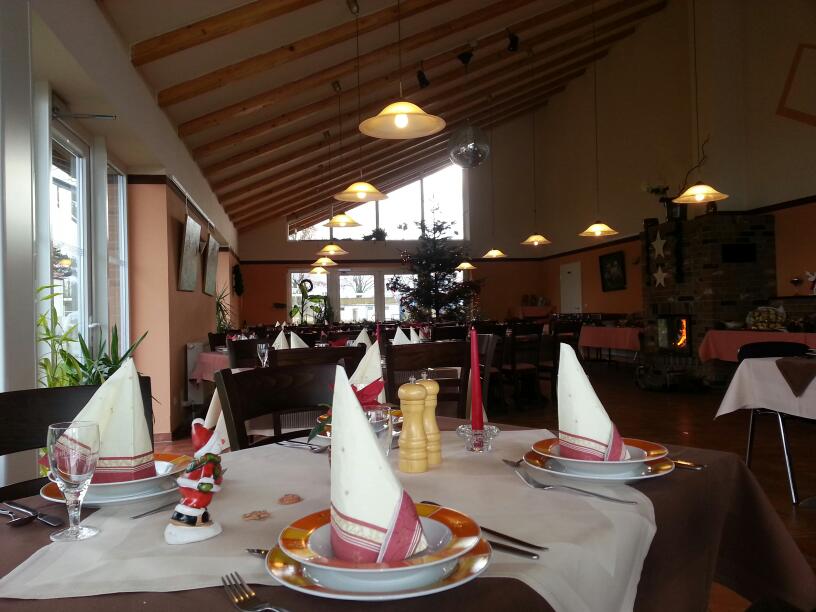 Gedeckter Innenraum von Restaurant Haus am See mit Kamin