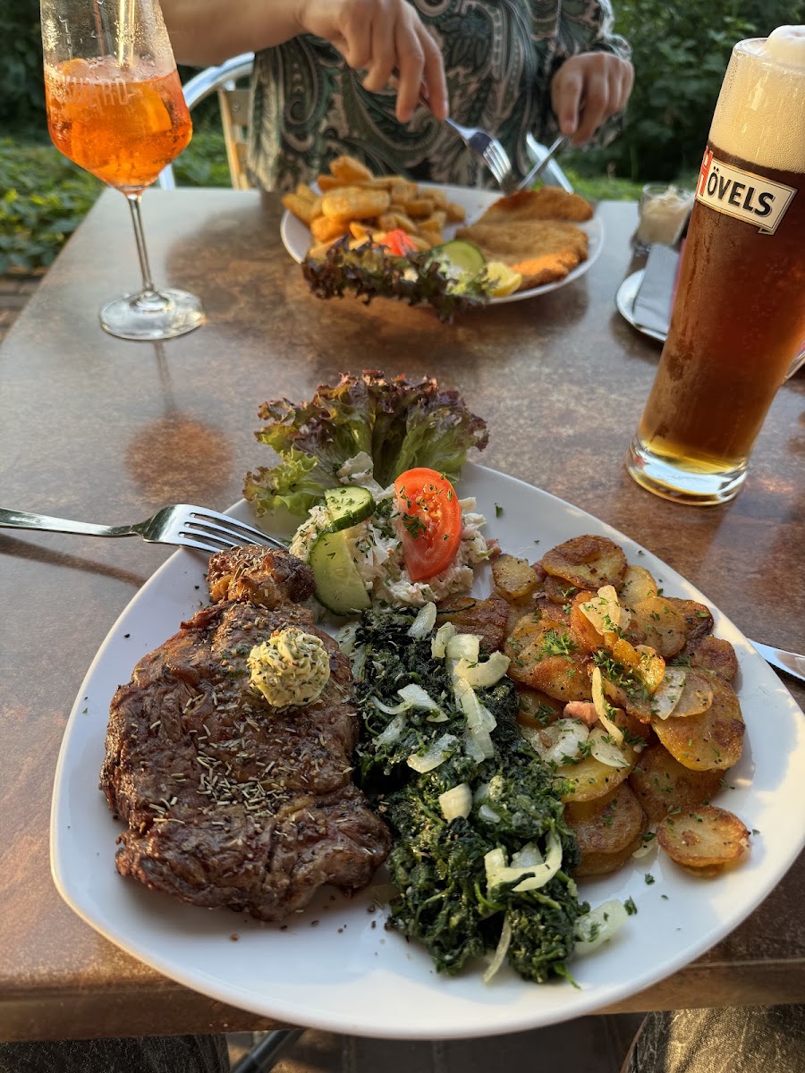 Schnitzel mit Beilagen auf der Terrasse von Restaurant Haus am See